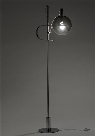 * Lampada da terra. Italia, anni '70. Struttura in metallo cromato e diffusore
