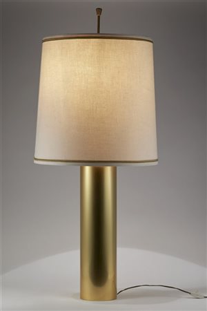 Lampada da tavolo con base cilindrica in ottone, paralume in stoffa. Italia, an