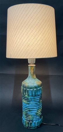 Lampada da tavolo in ceramica smaltata in policromia su fondo celeste, paralume