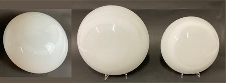 Lotto di tre plafoniere di medesima manifattura e diversa dimensione, unite a u