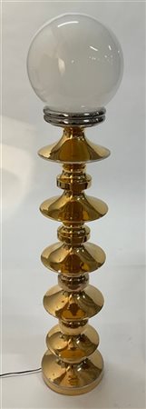 Lampada da terra in ceramica composta da elementi formati a colaggio e smaltata