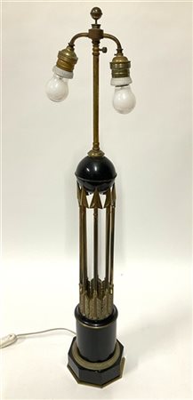 Lampada da tavolo a due luci con stelo decorato da frecce che sorreggono sfera,