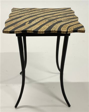 Tavolino con piano in legno sagomato e tinto a motivo zebrato e imitazione del