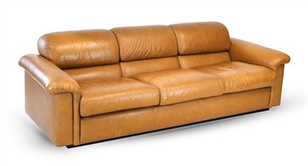 Divano a tre posti. Italia, anni '70. Fusto in legno, rivestimento in pelle ter