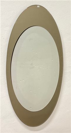 * Specchiera ovale con cornice in vetro specchiato fumé. Italia, anni '70. (cm