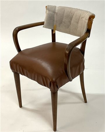 Sedia a braccioli in mogano, gambe anteriori troncocniche. Seduta rivestita in