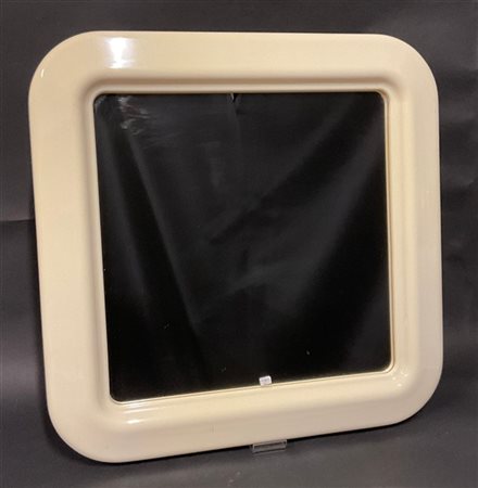 Specchiera in plastica bianca. Italia, anni '70. (cm 59x59)

Provenienza
Negozi