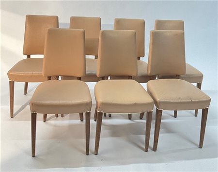 Lotto di sette sedie in legno massello con seduta e schienale rivestiti in simi