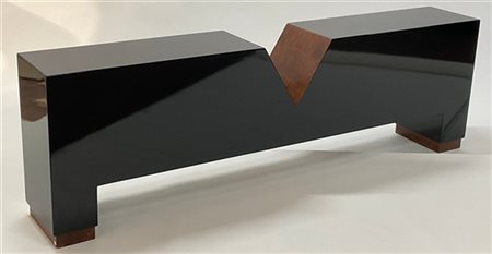 Console in legno laccato nero e impiallacciato in radica di olmo. Italia, anni