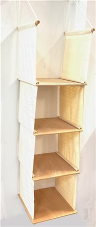 Gamma Etagère pensile con quattro ripiani in legno e tela. Treviso, anni '70.