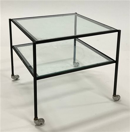 Carrellino in metallo verniciato nero con due ripiani in vetro temperato Sivet.