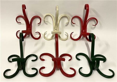 Lotto di sei appendiabiti in legno curvato: due verdi, tre rossi e uno bianco.