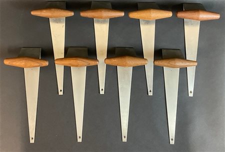Lotto di otto appendiabiti in acciaio spazzolato e legno teak. Italia, anni '70