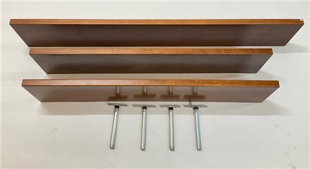 Lotto di tre mensole in legno impiallacciato tamburato. Italia, anni '70/'80. (