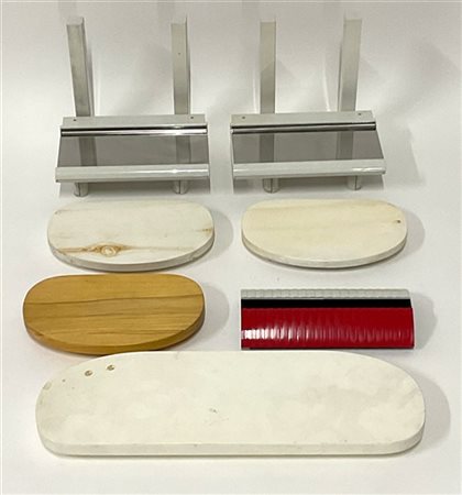 Lotto di diversi accessori da bagno in plastica, legno e metallo. Italia, anni