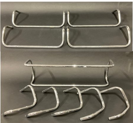 Lotto composto da dieci accessori per il bagno in tubolare metallico cromato. I