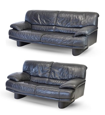 Due divani a due posti in pelle grigia. Italia, anni '90. (cm 206x84x90) (difet