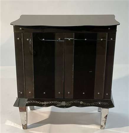 Mobiletto a due ante rivestito in lastre di vetro specchiato e decorato a getto