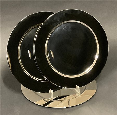 Lotto di tre piatti in acciaio. Italia, anni '70. (d cm 29)

Provenienza
Negozi