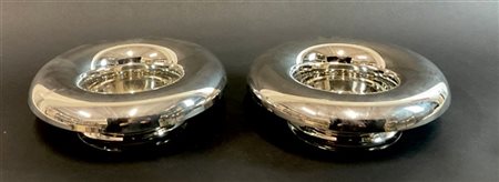 Lotto di due centrotavola in acciaio Aisi. Italia, anni '70. (d cm 28)

Proveni