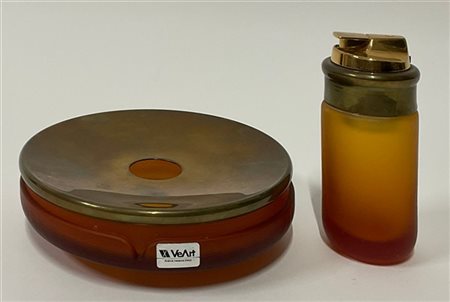 Veart Lotto composto da un posacenere e un accendino da tavolo in ottone e vetro