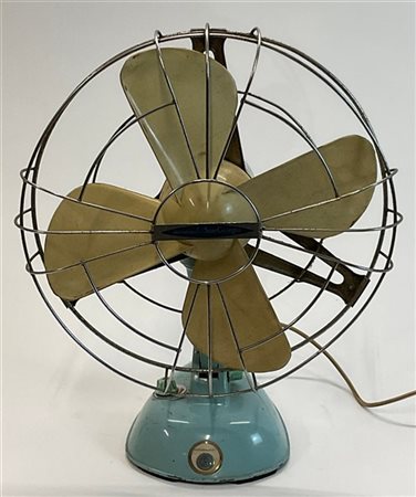 Ventilatore da tavolo con struttura in metallo verniciato celeste e braccio reg