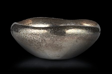 Ciotola in argento martellato, firmata alla base. Marcata a incussione sotto la