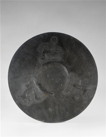 Piatto in peltro decorato con rilievi a sbalzo raffiguranti le scene della vita