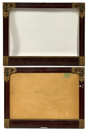 Coppia di cornici in legno rettangolari con applicazioni in metallo dorato. Ita