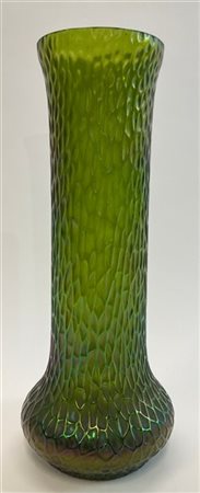 Manifattura boema Vaso in vetro soffiato verde trasparente decorato da maglia a