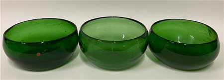 Manifattura di Empoli Tre ciotole in vetro verde trasparente. Anni '70. (d cm 26