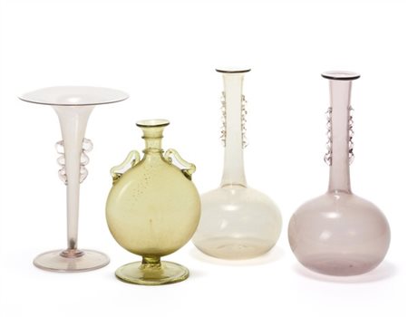 Manifattura di Murano Lotto composto da quattro vasi in vetro soffiato trasparen