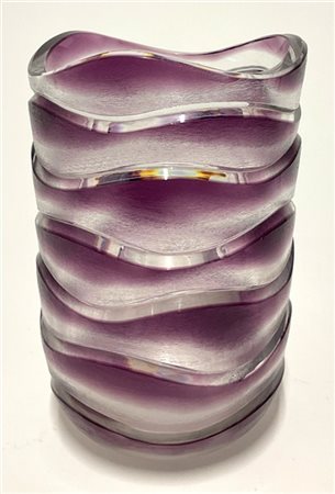 Manifattura boema Vaso in vetro al piombo incolore e viola trasparente intagliat