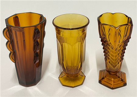 Manifattura centro-europea Lotto di tre vasi diversi in vetro stampato color amb