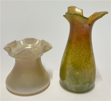 Manifattura centro-europea Lotto di due vasi, uno in vetro opalescente iridato e