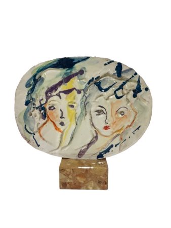 Ernesto Treccani Tondo in ceramica decorato con due volti femminili in policromi