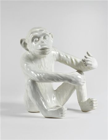 Paolo d'Anna Scultura a forma di scimmietta in ceramica smaltata bianca. Produzi