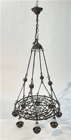 Alessandro Mazzucotelli Lampadario a cesendello in ferro battuto e brunito a ott