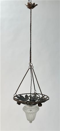 Piccola lampada a sospensione in ferro battuto e saldato con diffusore in vetro