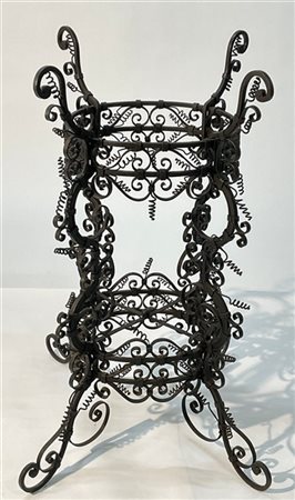 Piedistallo a quattro piedi in ferro battuto a volute e pampini, mancante del b