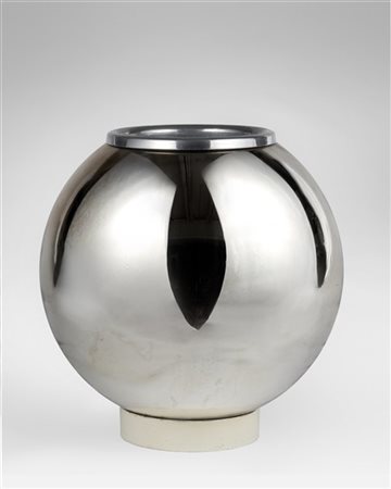 Azucena (Attribuito)
Vaso portafiori sferico con struttura in vetro specchiato,