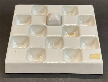 Studio OPI - Sergio Asti Posacenere in ceramica smaltata bianca. Esecuzione Gabb