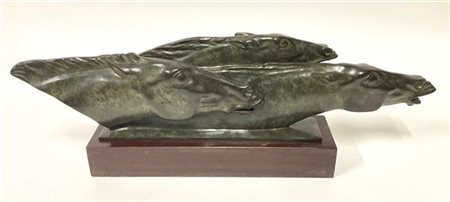 Altorilievo raffigurante le teste di tre cavalli in fusione di bronzo. Francia,