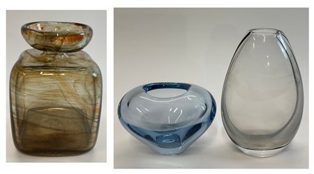 Lotto composto da un vaso in vetro soffiato incolore con fascia nera della mani