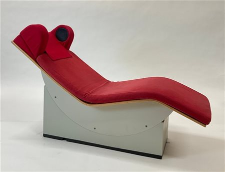 François Confino Chaise longue. Struttura in legno e legno tinto grigio, rivesti