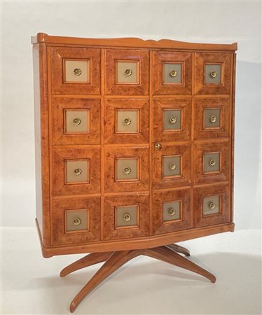 Mobile bar. Italia, anni '40/'50. Legno impiallacciato in radica e bordato. Fro