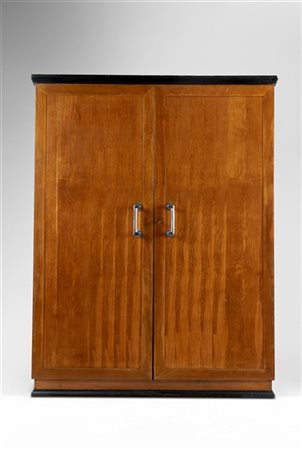 Armadio a due ante in legno massello impiallacciato. Italia, anni '40/'50. Base