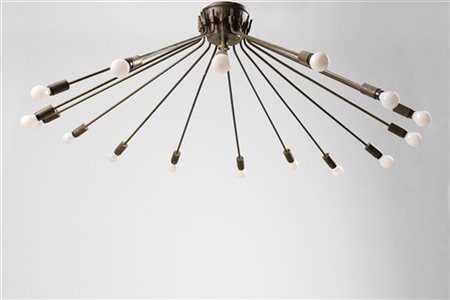Lampada a plafone a raggiera con sedici bracci in ottone. Italia, anni '40. (d