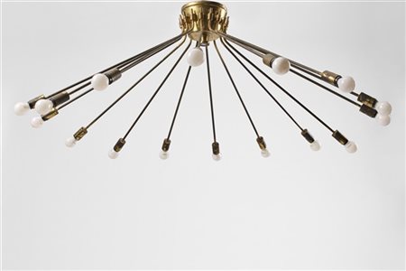 Lampada a plafone a raggiera con sedici bracci in ottone. Italia, anni '40. (d