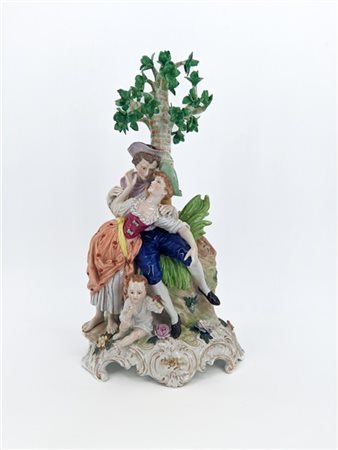 Manifattura del secolo XX. Gruppo in porcellana policroma raffigurante scena ga